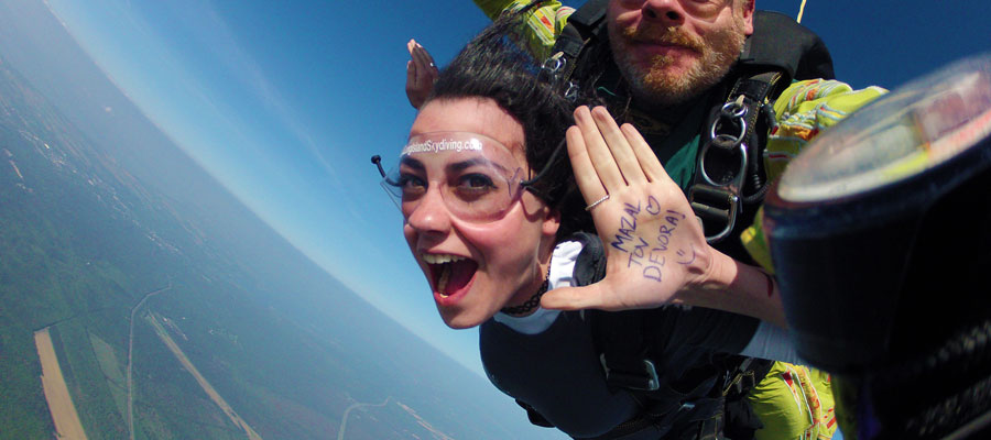 What to wear on hand while skydiving