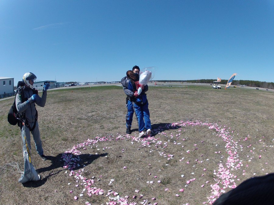 marriage-proposal-ideas-skydiving